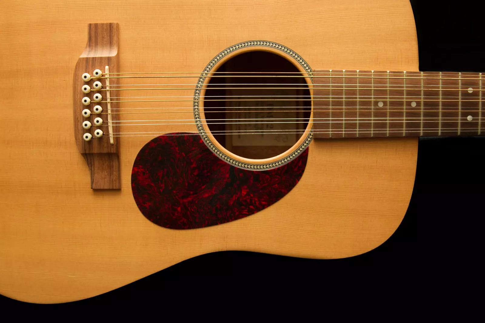 Comment accorder une guitare 12 cordes comme un pro? Découvrez les secrets  de l'accordage parfait !
