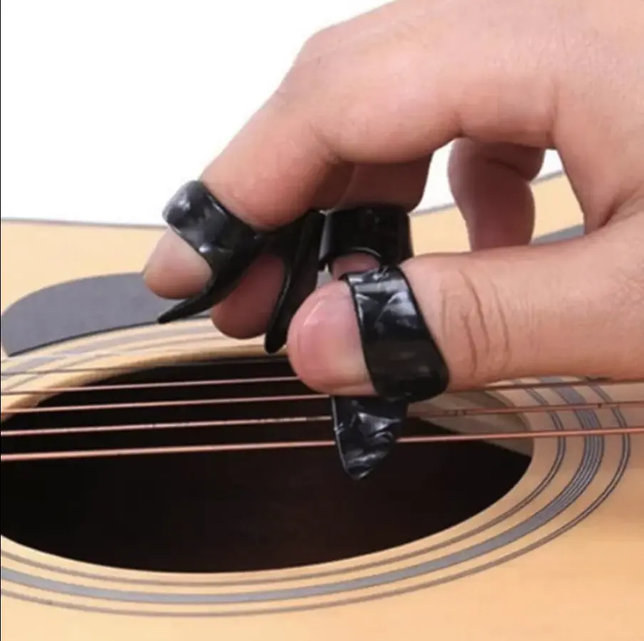 le plectre pour jouer de la guitare avec les doigts